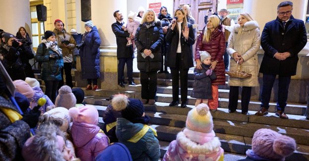 Tuż przed rozpoczęciem pływackich mistrzostw Europy na krótkim basenie w Lublinie rozpoczęto także sezon świąteczny. W samym sercu miasta – przy placu Łokietka – stanęła okazała miejska choinka. Poza setkami mieszkańców w uroczystości brała udział Otylia Jędrzejczak, prezes Polskiego Związku Pływackiego. – Jestem przekonana, że wszyscy zawodnicy, którzy zjechali do Lublina z całej Europy, będą korzystali z uroków tego pięknego miasta – mówiła do zgromadzonych mieszkańców.