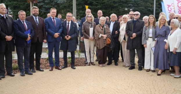 Przy skrzyżowaniu al. Jana Pawła II z ul. Słoneczną w Dębicy otwarto plac im. Czesława Korzenia – zapaśnika, trenera, działacza sportowego i społecznika zaangażowanego w życie miasta oraz regionu.